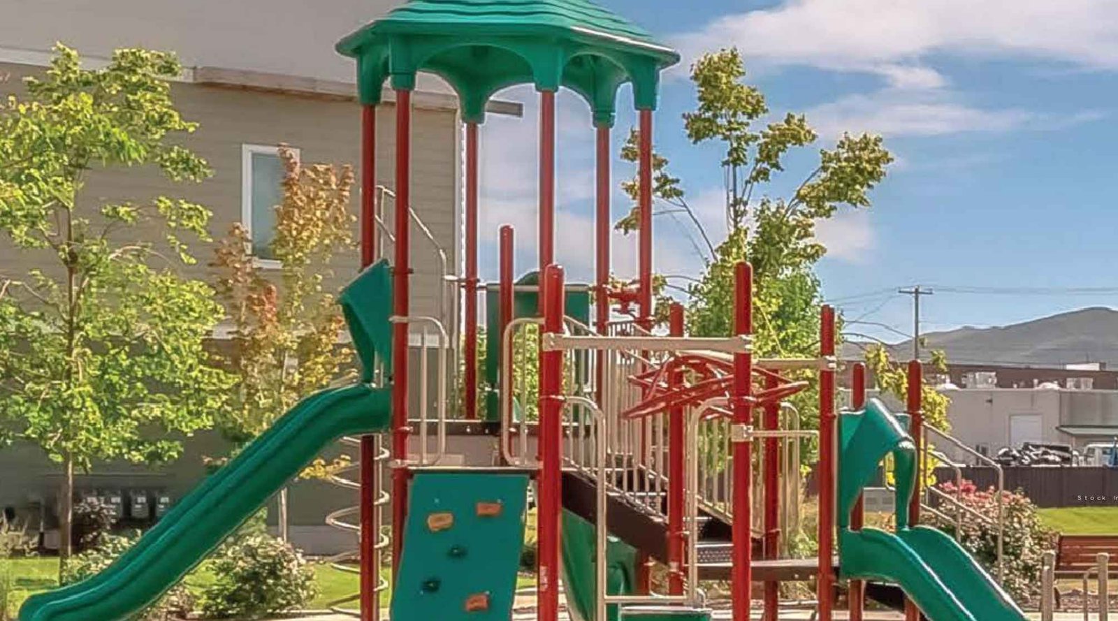 Vida-Crest-kid-playarea